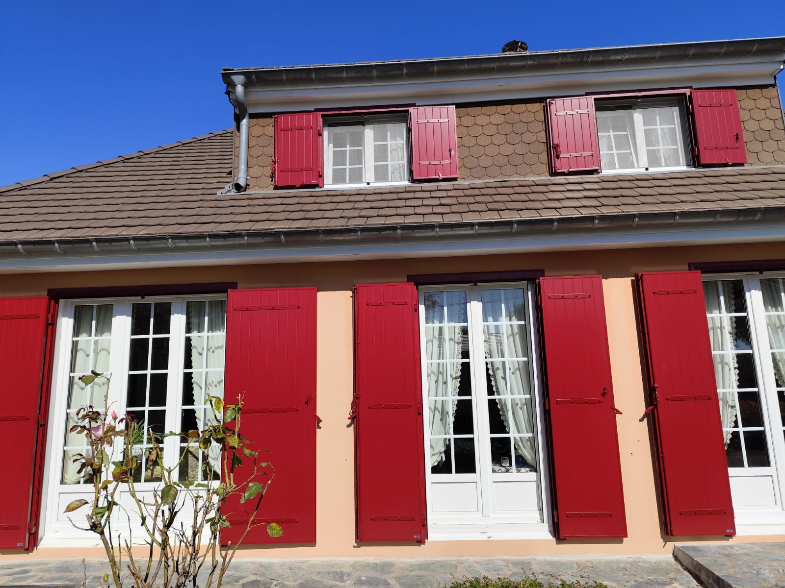 Volets battants en aluminium laqués rouges pourpres