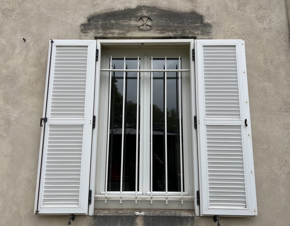 Volets battants en aluminium laqué blanc et pose avec pré cadre et persienne