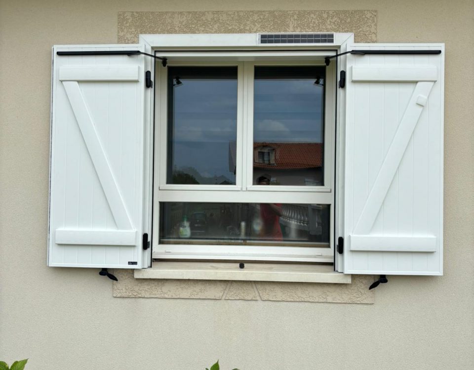 Volets battants solaires en aluminium avec pré cadre avec capteurs et motorisations solaires