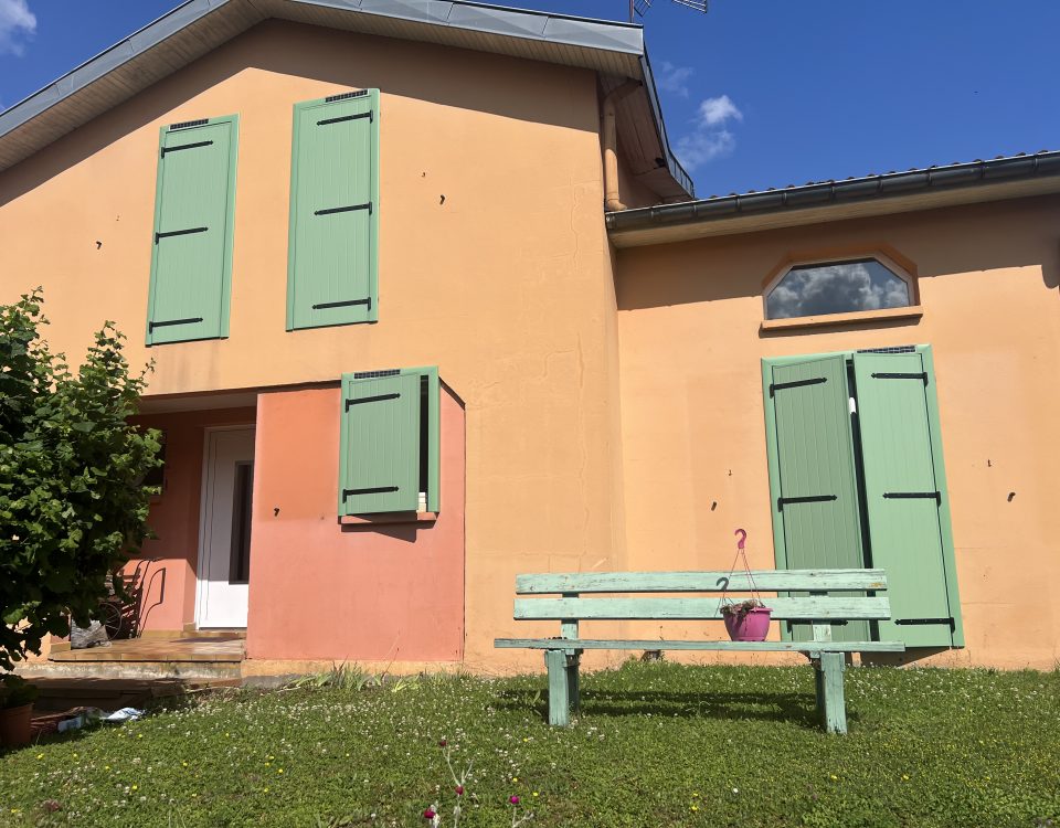 Volets battants solaires en aluminium laqué vert pâle avec pré cadre avec capteurs et motorisations solaires