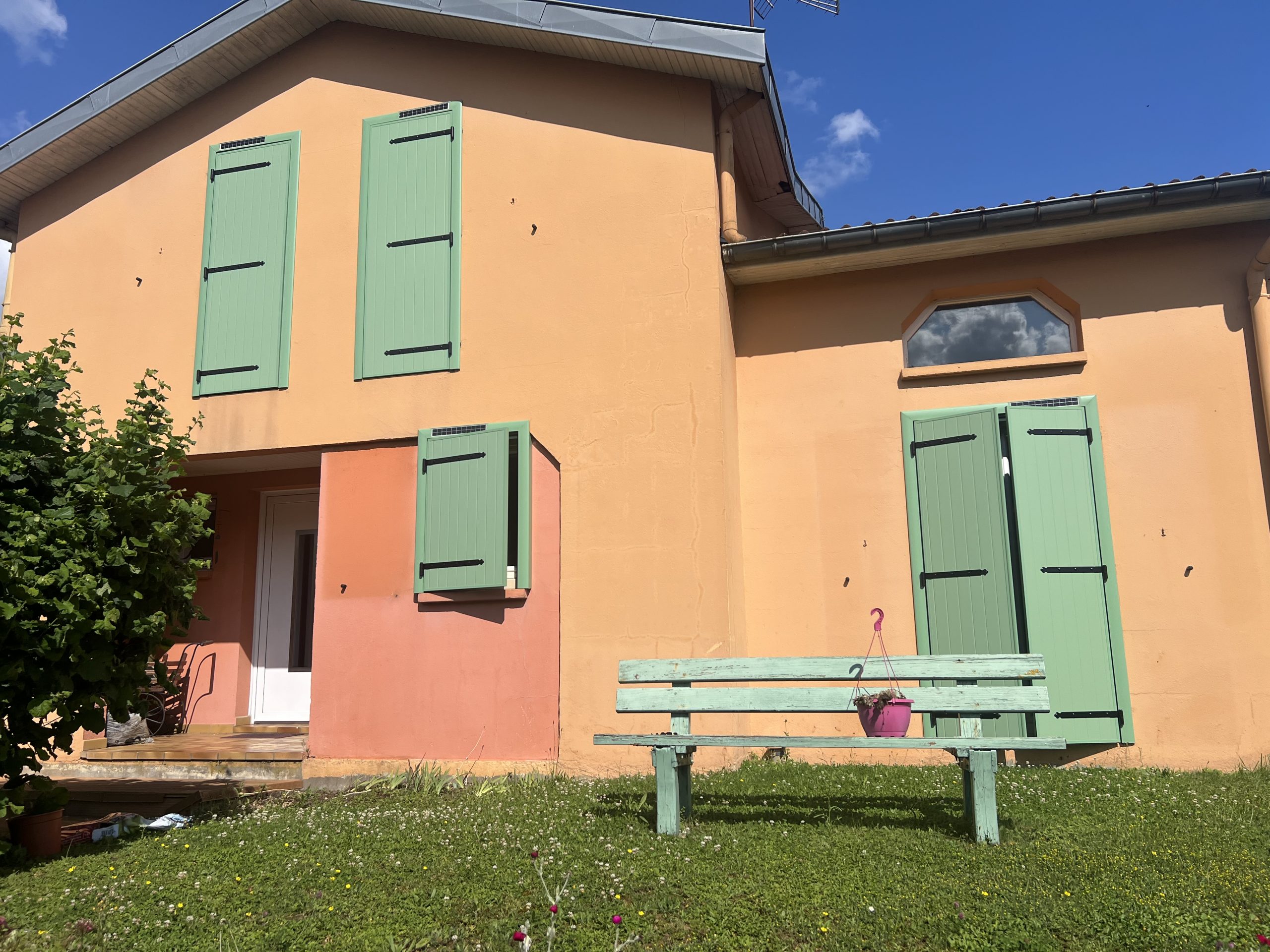 Volets battants solaires en aluminium laqué vert pâle avec pré cadre avec capteurs et motorisations solaires