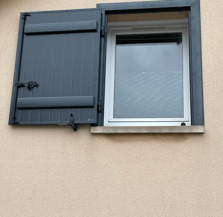 Volets battants en aluminium laqué gris terre avec pré-cadre avec crémone