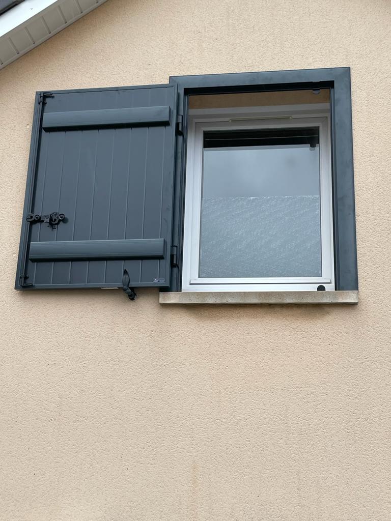 Volets battants en aluminium laqué gris terre avec pré-cadre avec crémone