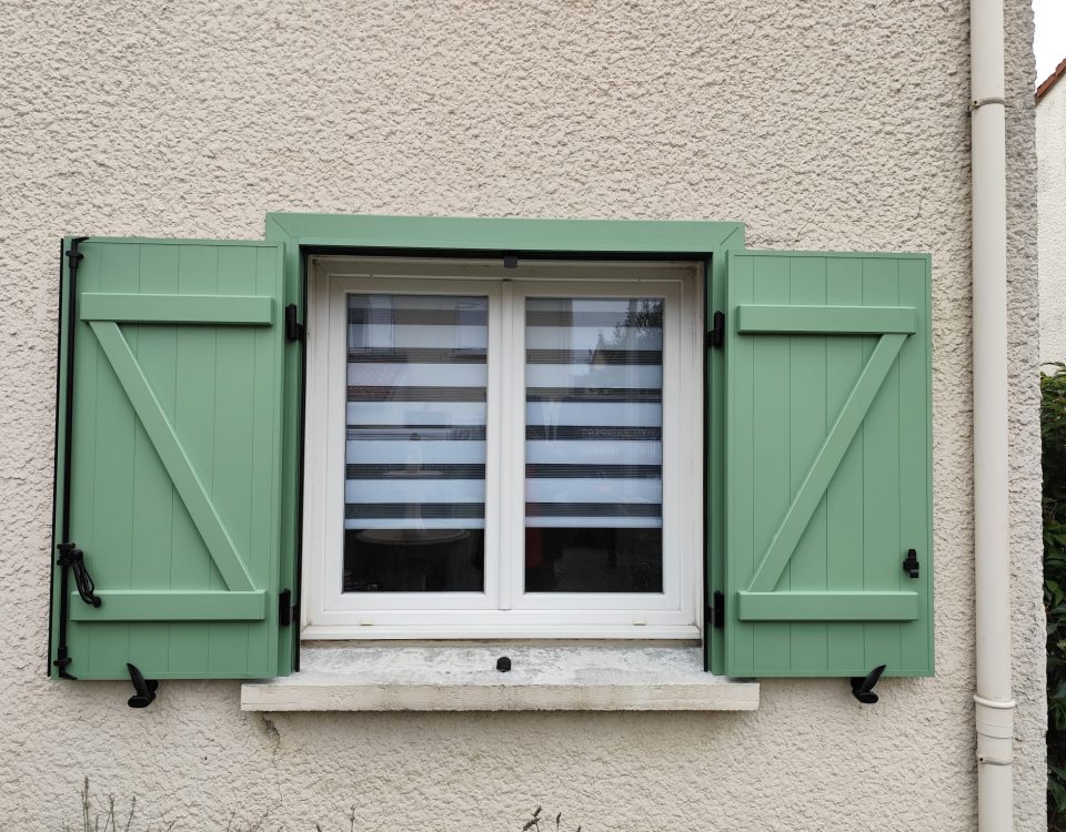 Volets battants en aluminium vert pâle avec pré cadre