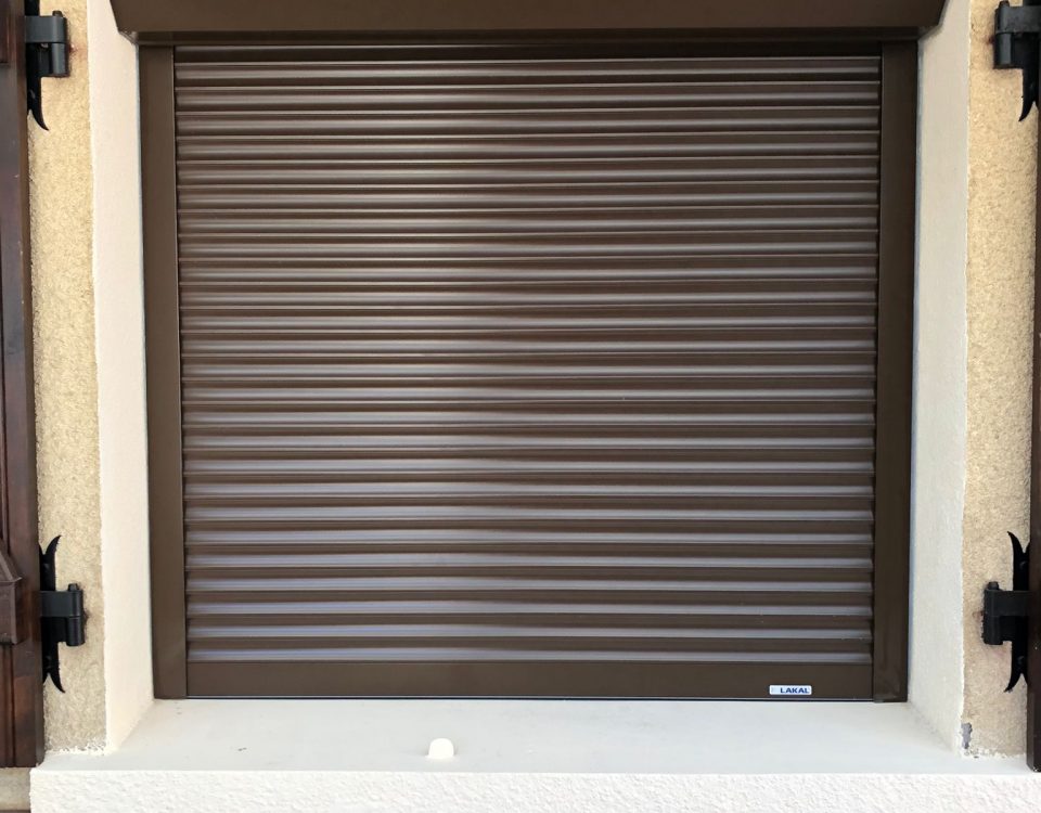 Volets roulants motorisés en aluminium laqué brun chocolat avec une pose sous linteau