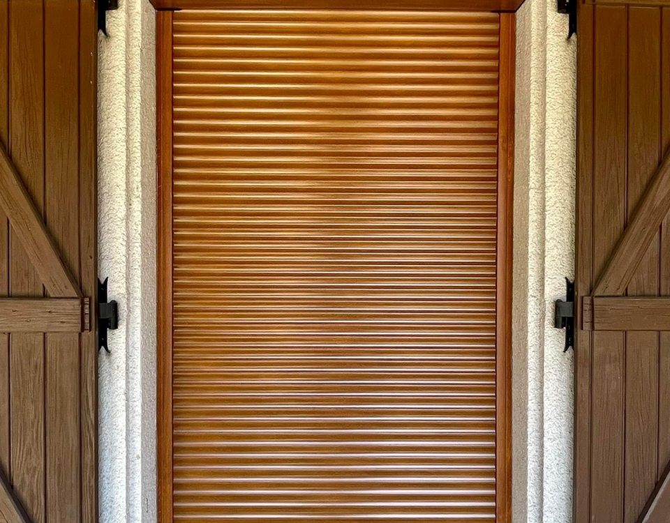 Volets roulants motorisés solaires en aluminium laqué chêne doré avec capteurs solaires