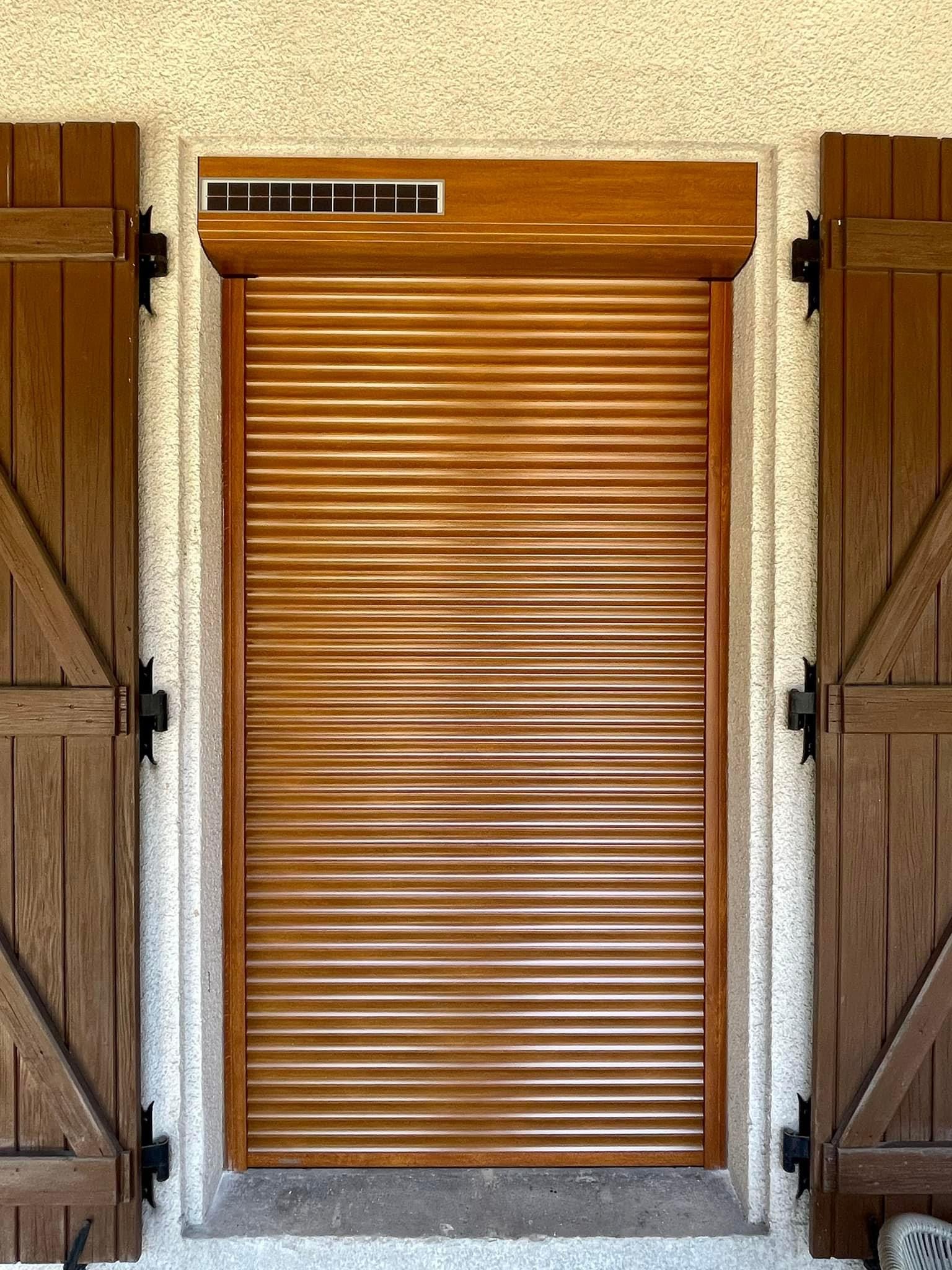 Volets roulants motorisés solaires en aluminium laqué chêne doré avec capteurs solaires