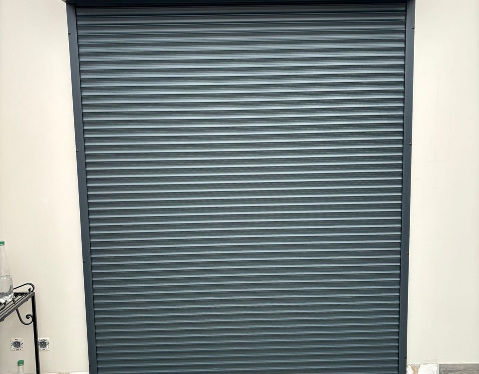 Volet roulant motorisés en aluminium laqué gris anthracite avec une pose sous linteau