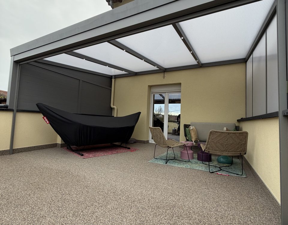 Pergola fixe en aluminium laquée gris anthracite avec plaque polycarbonate avec leds intégrés