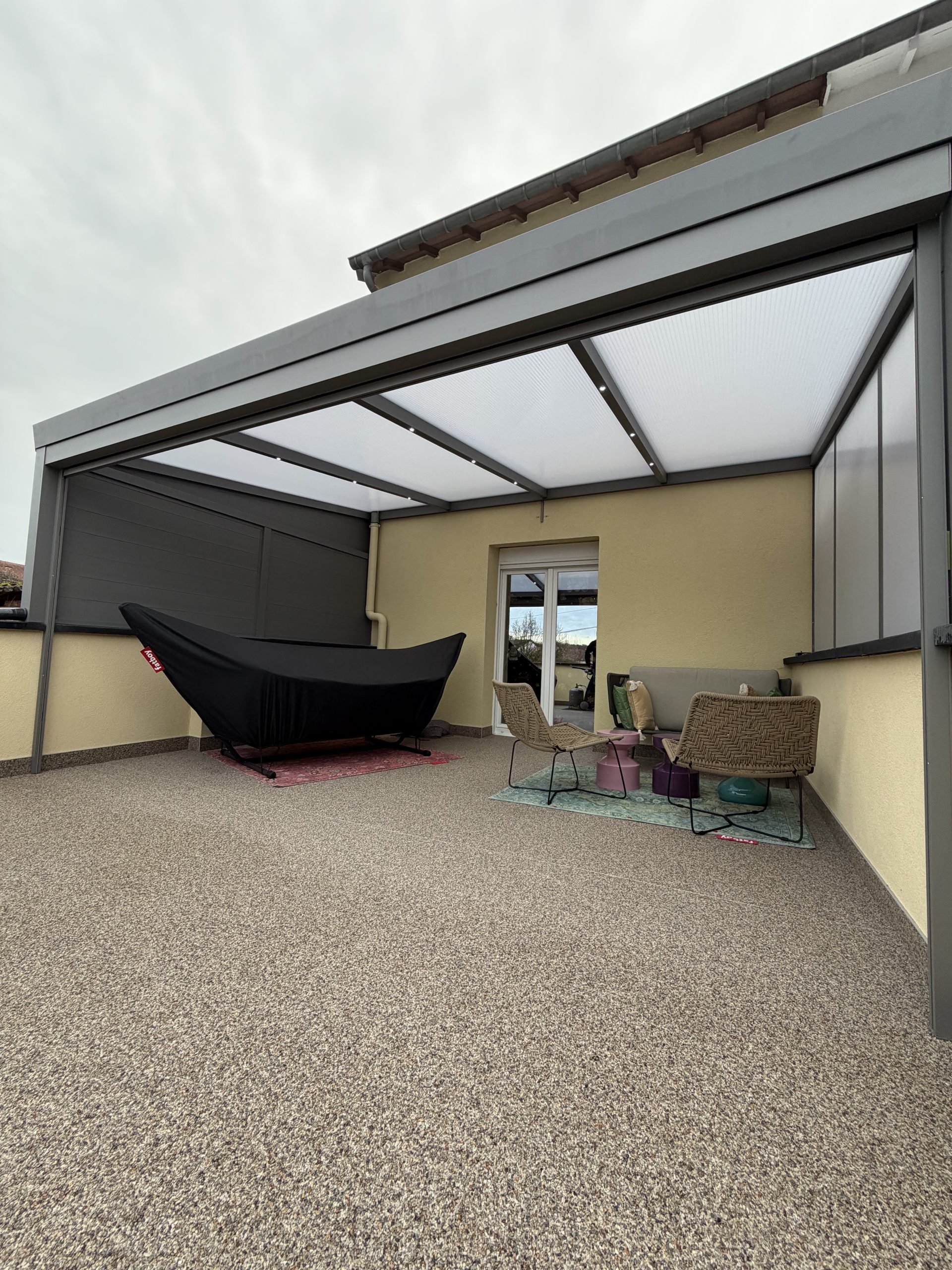 Pergola fixe en aluminium laquée gris anthracite avec plaque polycarbonate avec leds intégrés