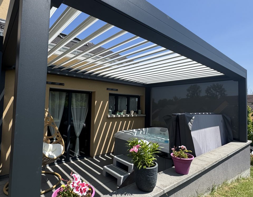 Pergola bioclimatique avec ossature en aluminium laquée gris anthracite + Lames orientables en aluminium laquées blanc