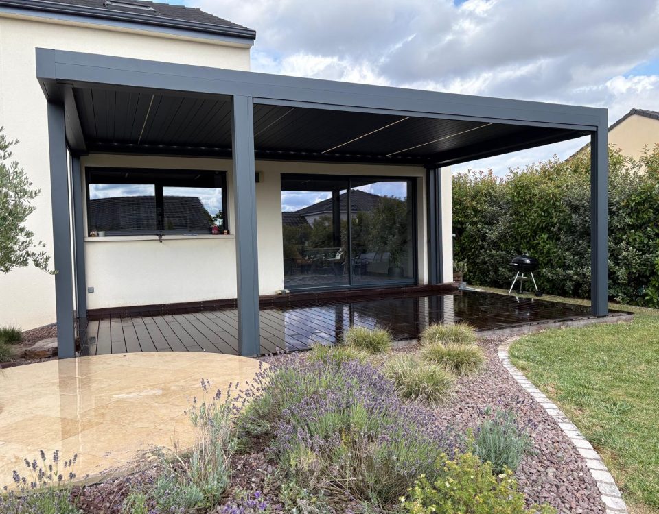 pergola bioclimatique laquée gris anthracite avec lames blanches orientables