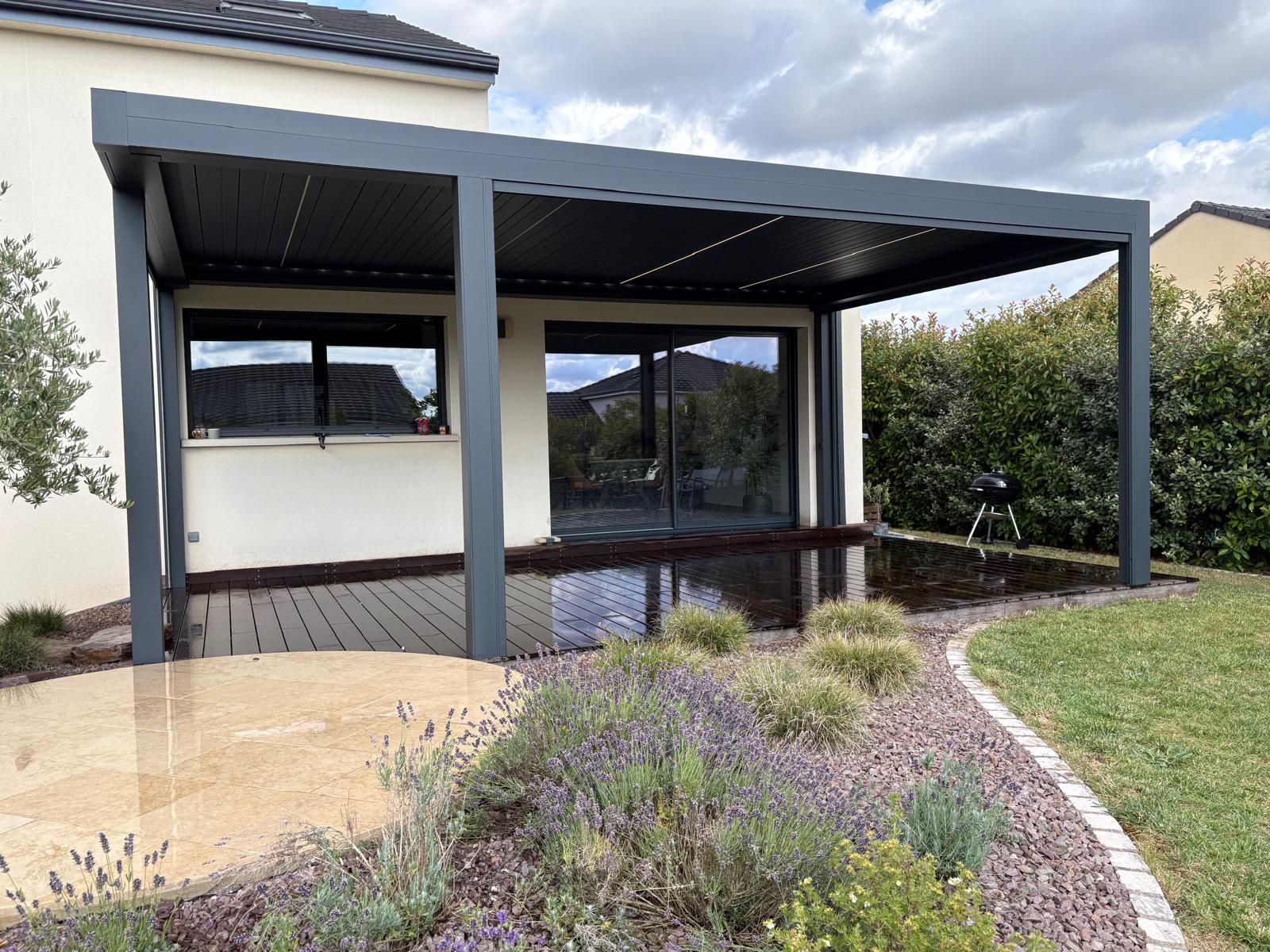 pergola bioclimatique laquée gris anthracite avec lames blanches orientables