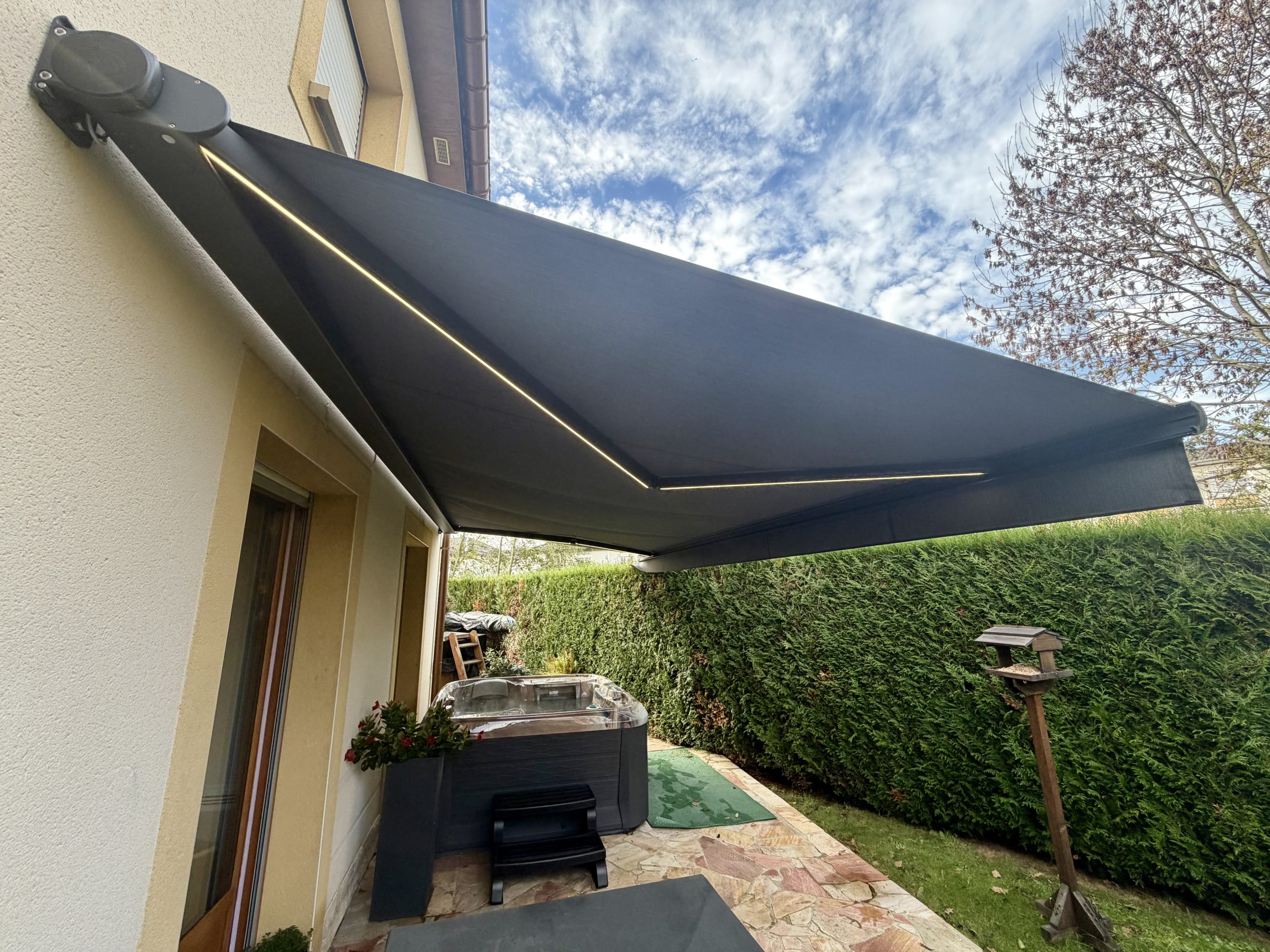 Store banne motorisés avec commande radio avec bras avec Leds intégrées avec toile grise anthracite avec ossature grise anthracite