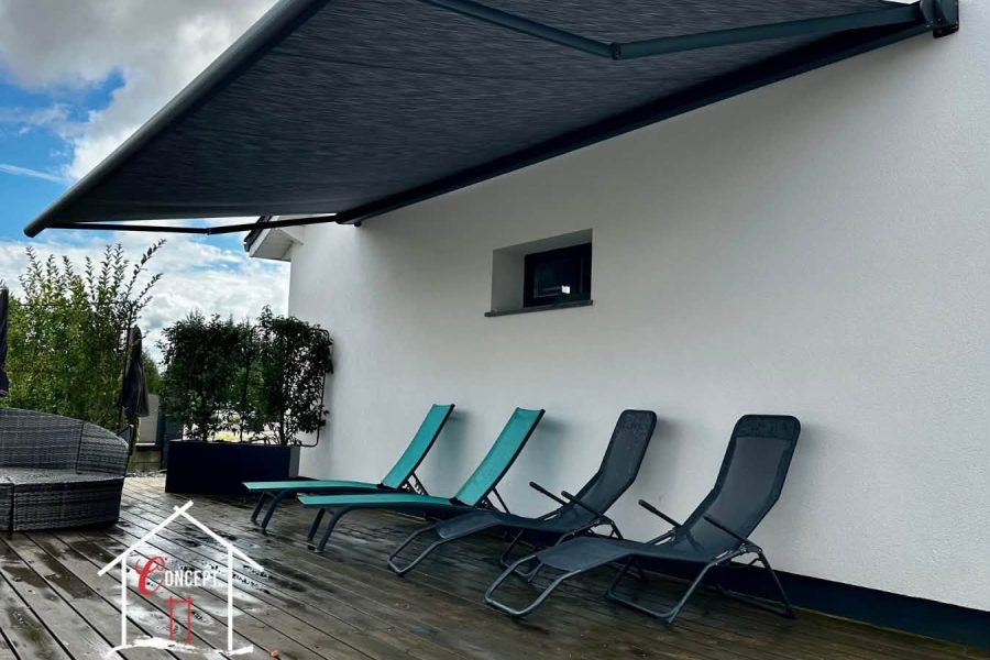 Store banne solaire AMBRE AUTONOME déployé au-dessus de la terrasse à Havange
