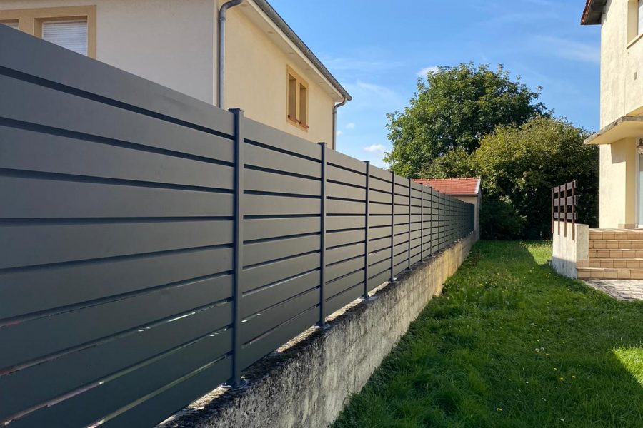 Clôture en aluminium laqué gris anthracite avec lames ajourées et pleines