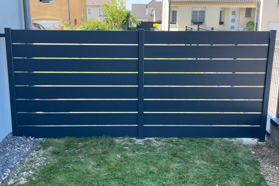 Cloture en aluminium laqué gris anthracite avec lames ajourées et pleines