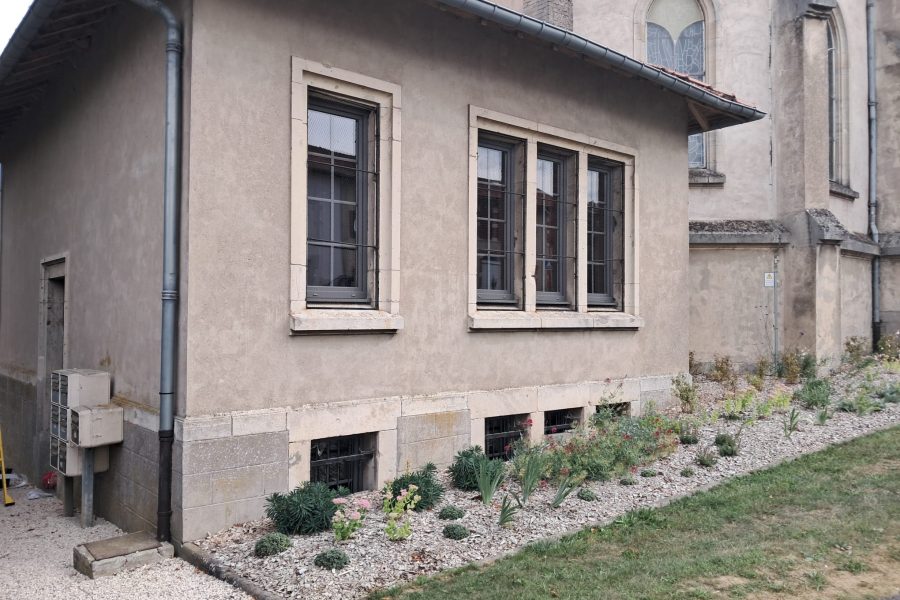 Fenêtres en aluminium laquée blanc intérieur et gris bleu ouvrant et dormant renforcé croisillons