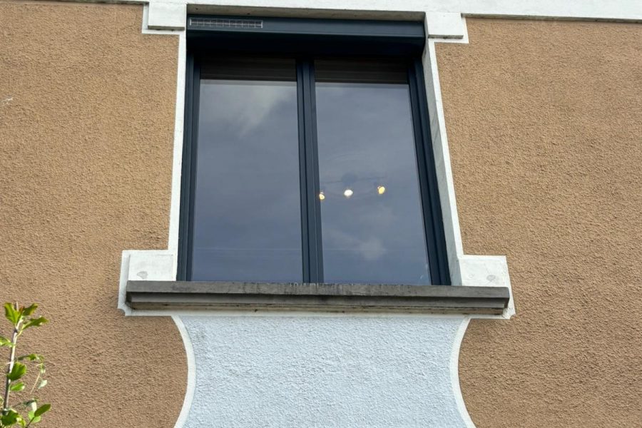 Fenêtres en aluminium avec 2 vantaux blanc intérieur et gris anthracite extérieur ouvrant et dormant renforcé volets roulants solaire