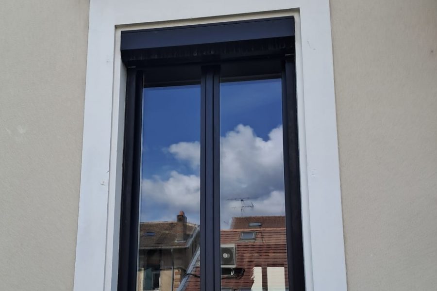 Fenêtre en aluminium laquée blanc intérieur et gris anthracite extérieur avec 2 vantaux et ouvrant et dormant renforcés