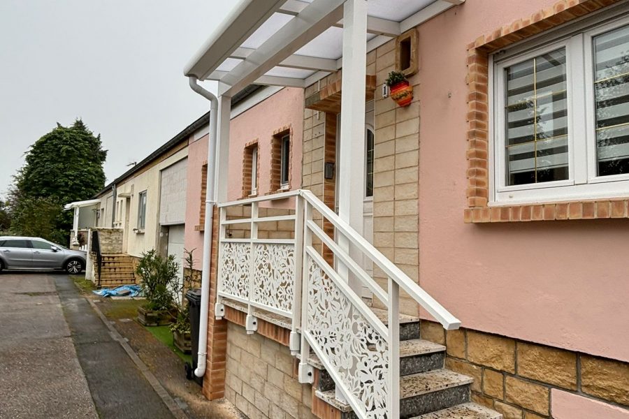 Garde corps en aluminium laqué blanc avec double main courante arrondi et barreaudage verticale et panneau avec motifs