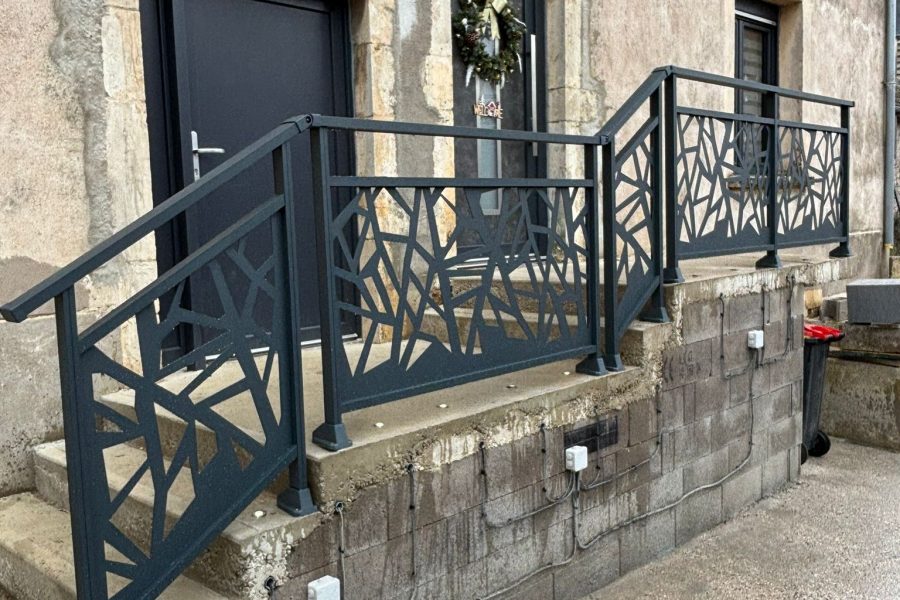 Garde corps en aluminium laqué gris anthracite et panneau avec motifs