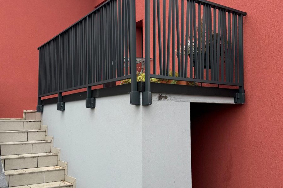 Garde corps en aluminium laqué gris anthracite avec barreaudage verticale