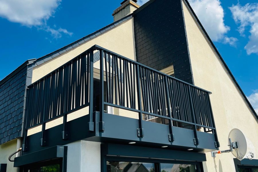 Garde corps en aluminium laqué gris anthracite avec barreaudage vertical