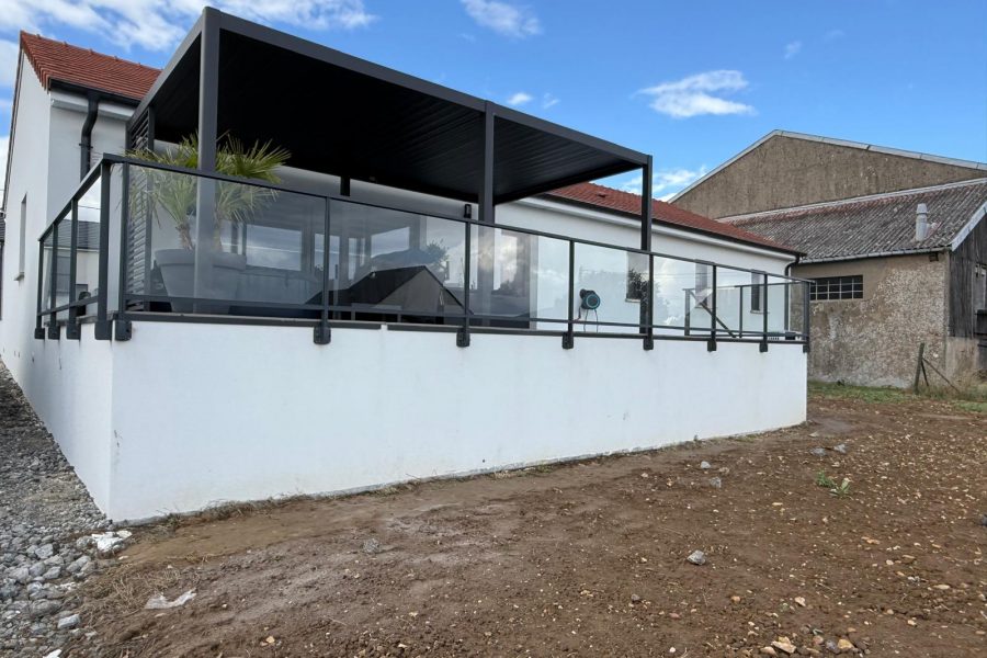 Garde corps en aluminium laqué gris anthracite avec main courante rectangulaire et vitrage sécurit