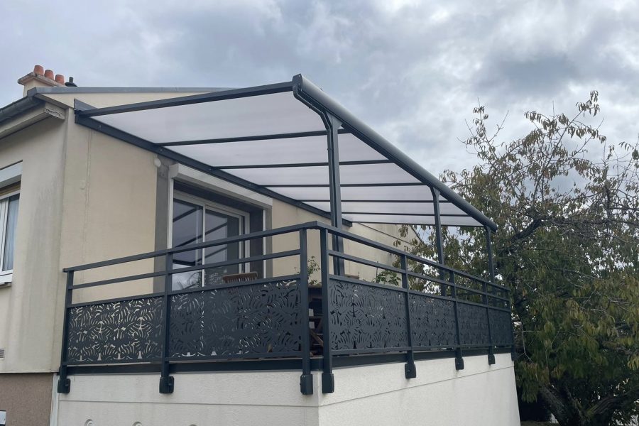 Garde corps en aluminium laqué gris anthracite avec double main courante rectangulaire et panneaux avec motifs