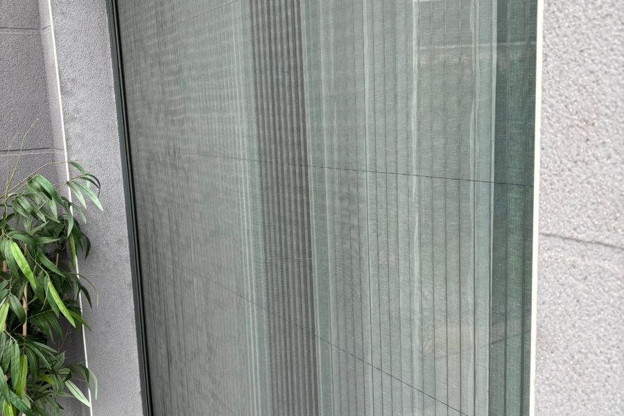 Moustiquaire plissée avec ossature en aluminium laquée gris anthracite avec toile fibre de verre grise