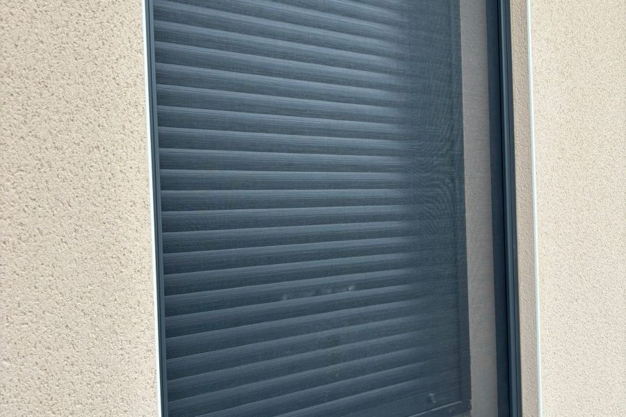 Moustiquaire enroulable en aluminium laquée gris anthracite avec toile fibre de verre grise
