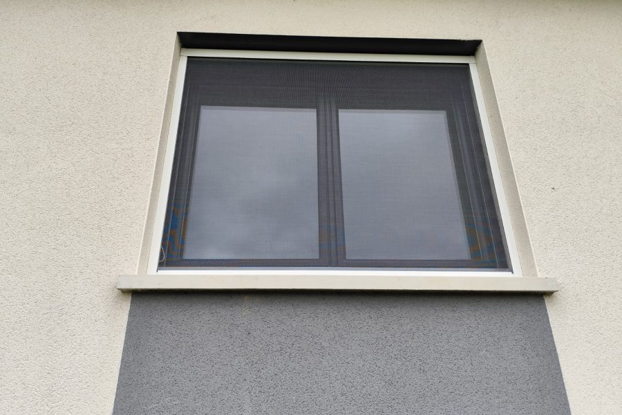 Moustiquaire enroulable avec ossature en aluminium laquée gris anthracite avec toile fibre de verre grise