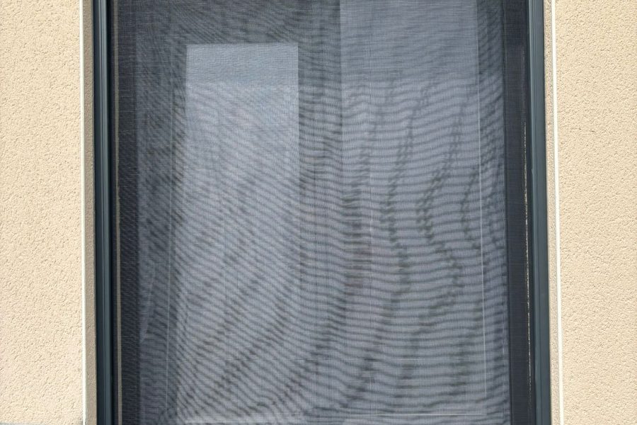 Moustiquaire enroulable avec ossature en aluminium laquée gris anthracite avec toile fibre de verre grise