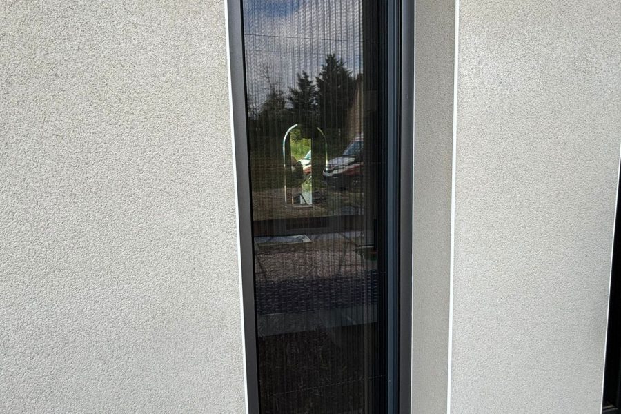 Moustiquaire enroulable avec ossature en aluminium laquée gris anthracite Toile fibre de verre grise