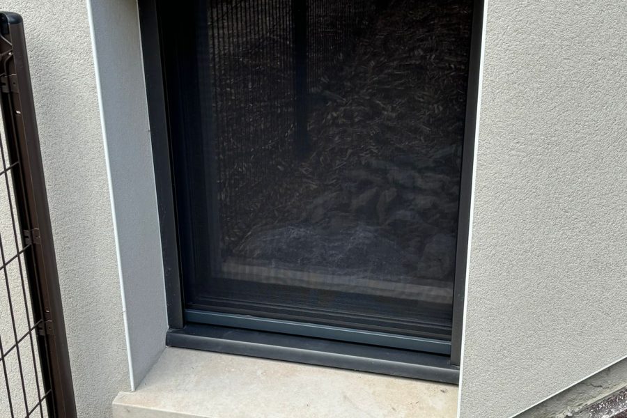 Moustiquaire enroulable avec ossature en aluminium laquée gris anthracite toile fibre de verre grise