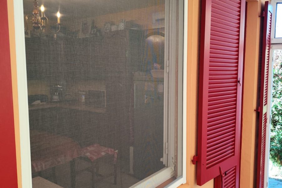 Moustiquaire avec ossature en aluminium blanc toile en fibre de verre grise