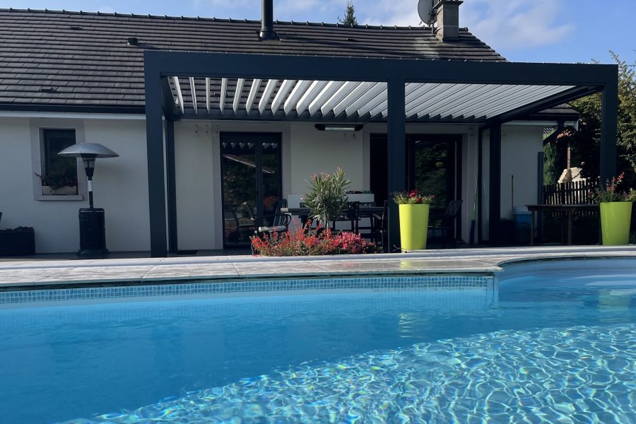 Pergola bioclimatique avec ossature en aluminium laquée gris anthracite avec lames orientables en aluminium laquées blanc