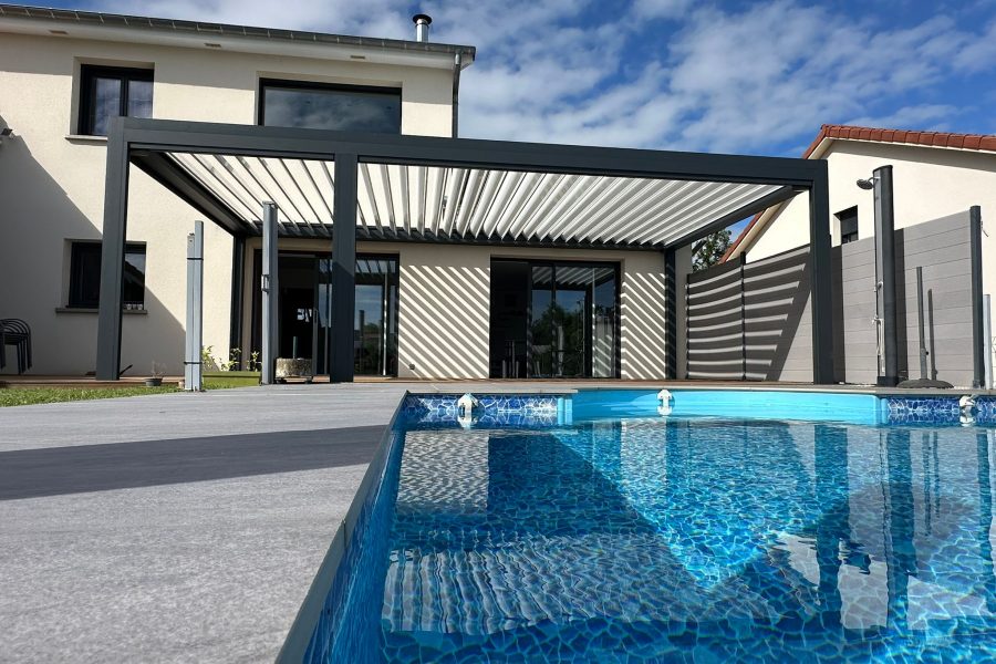 Pergola bioclimatique avec ossature en aluminium laqué gris anthracite avec Lames orientables en aluminium laquées blanc