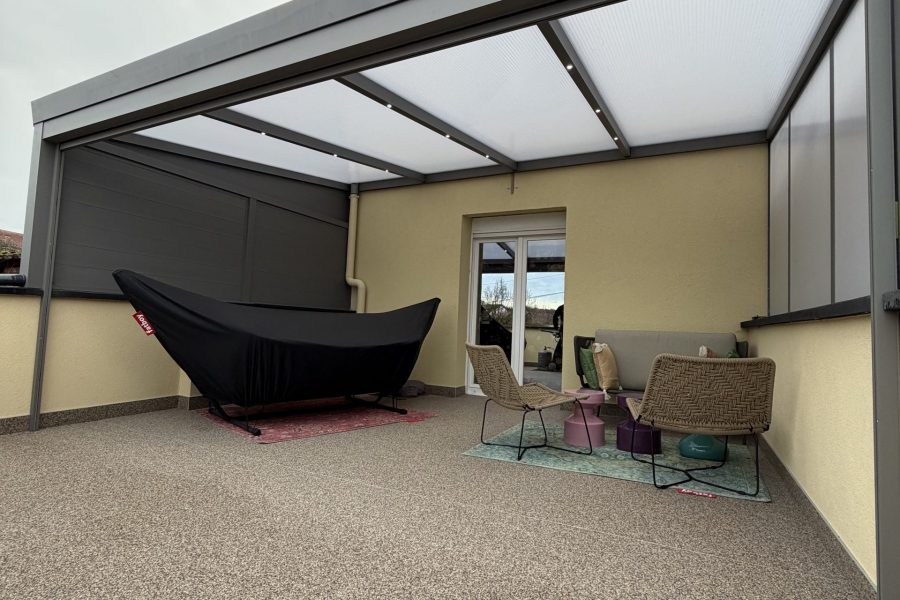 Pergola fixe en aluminium laquée gris anthracite avec plaque polycarbonate avec leds intégrés