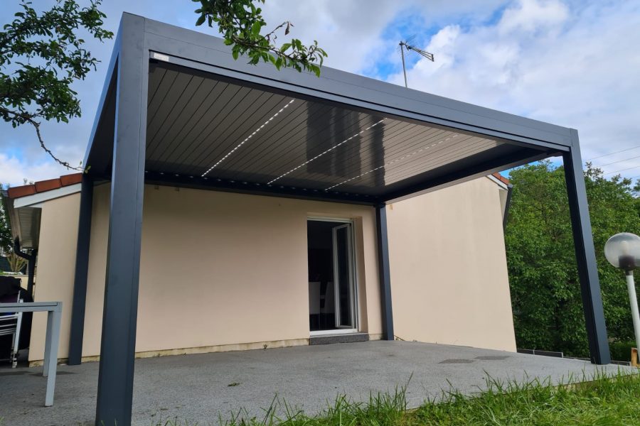 Pergola bioclimatique avec ossature en aluminium laqué gris anthracite avec lames orientables en aluminium laqué blanc avec éclairage leds intégré