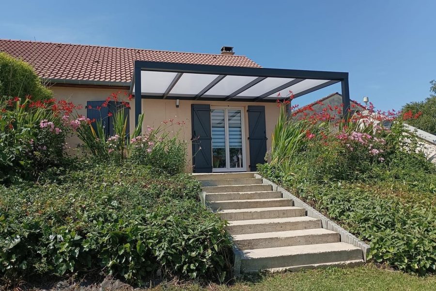 Pergola fixe avec ossature en aluminium laquée gris anthracite avec toiture panneaux polycarbonates 32mm