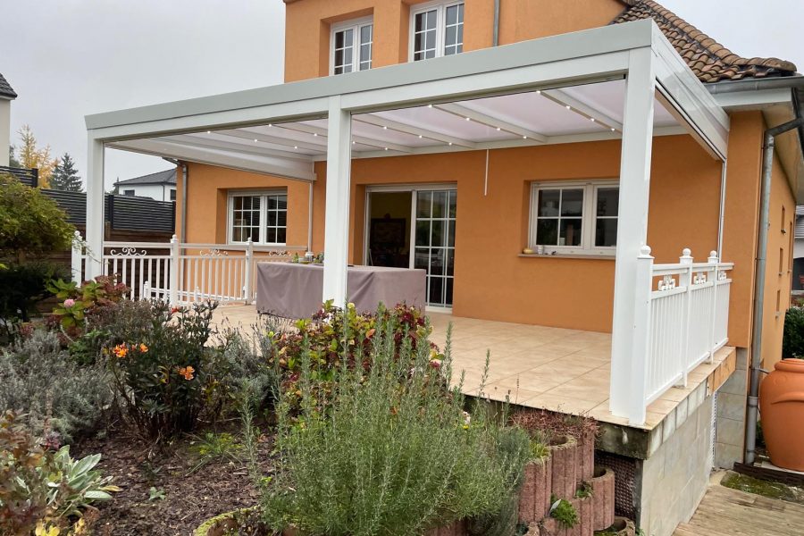 Pergola fixe avec ossature en aluminium laquée blanc avec toiture panneaux polycarbonates 32mm