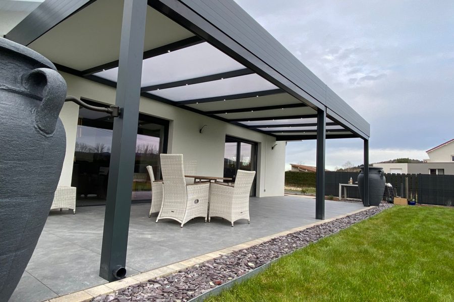 Pergola fixe avec ossature en aluminium laquée gris anthracite avec toiture panneaux sandwich et panneaux polycarbonates 32mm et éclairage spots leds intégrés dans les chevrons