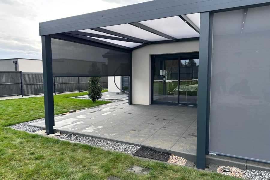 Pergola fixe avec ossature en aluminium laquée gris anthracite chevrons aluminium avec spots LEDS intégrés avec toiture panneaux polycarbonate 32mm