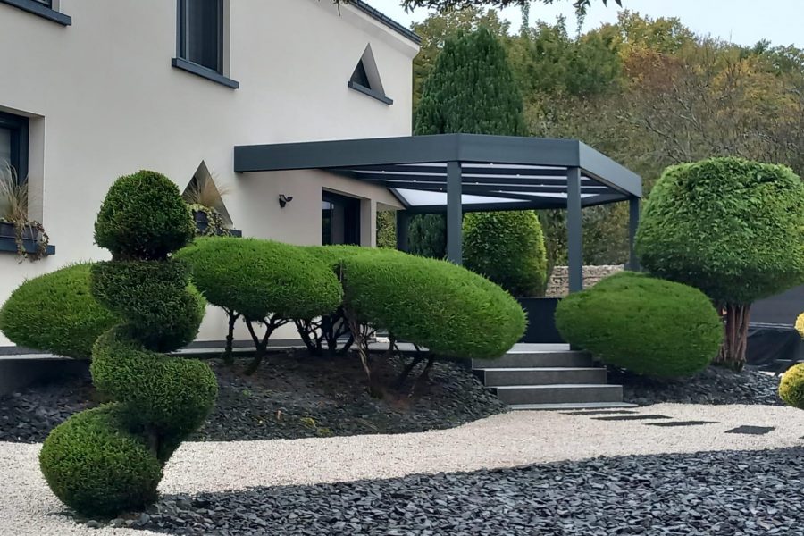 Pergola fixe avec ossature en aluminium laquée gris anthracite avec toiture panneaux polycarbonates 32mm avec éclairage spots leds intégrés dans les chevrons et pergola avec angles qui suivent la forme de la terrasse