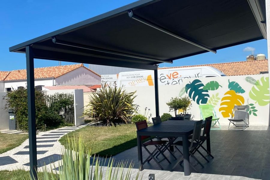 Pergola store avec ossature en aluminium laquée gris anthracite avec toile gris anthracite et bandeau led intégré