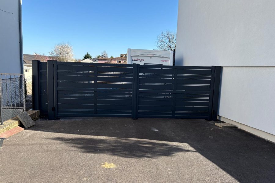 Portail en aluminium laqué gris anthracite avec 2 vantaux avec des lames ajourées et pleines