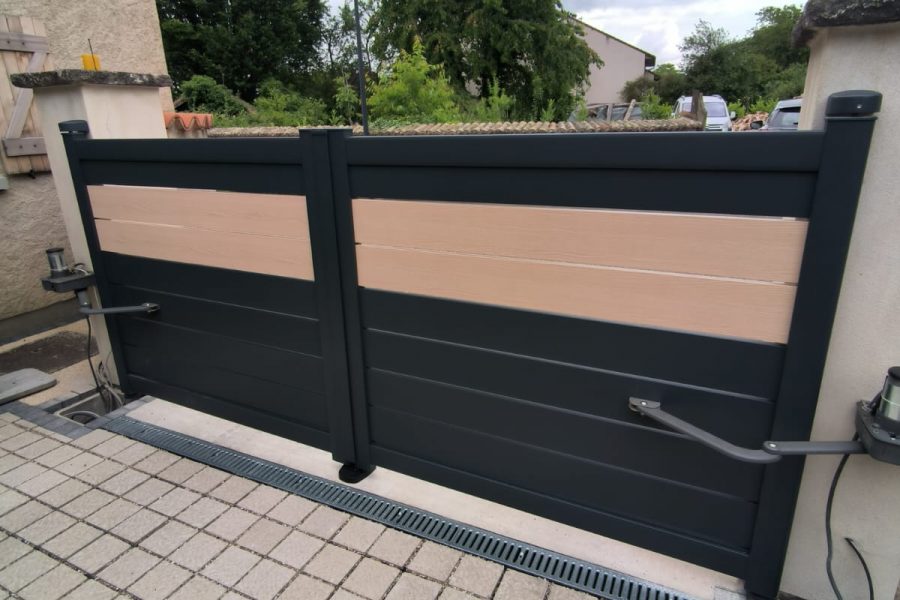 Portail en aluminium laqué gris anthracite et ivoire avec 2 vantaux avec lames ajourées et pleines