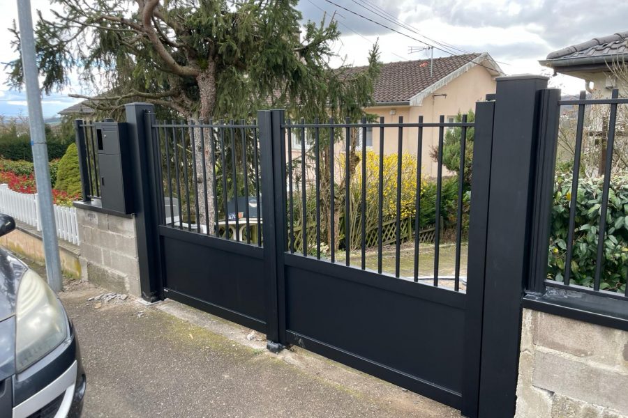 Portail en aluminium laqué gris anthracite avec battant 2 vantaux motorisés